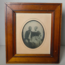 Couple se tenant par la main