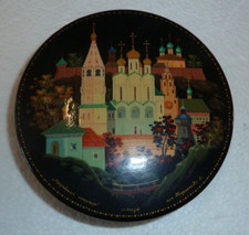 beautiful Russian circular box decorated with a Moscow landscape, 50's decoration!
