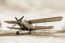 Ancien avion sur la piste de