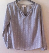  Blouse gris clair, imprimé petits coeurs blancs. T. 36. (pouvant tailler du 38)