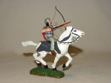FIGURINE COMPOSITION DURSO CHEVALIER MOYEN AGE GUERRIER A CHEVAL TIRANT A L'ARC