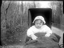 Enfant bébé dans son landau