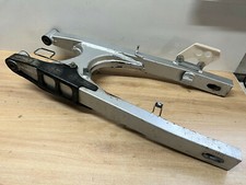 UN BRAS OSCILLANT ARRIERE MOTO