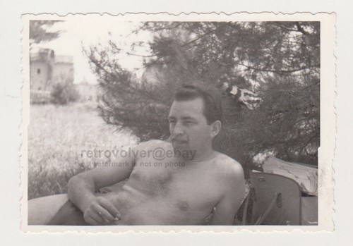 Affectueux beau jeune homme