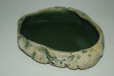 Bassin D'Eau Et De Nourriture