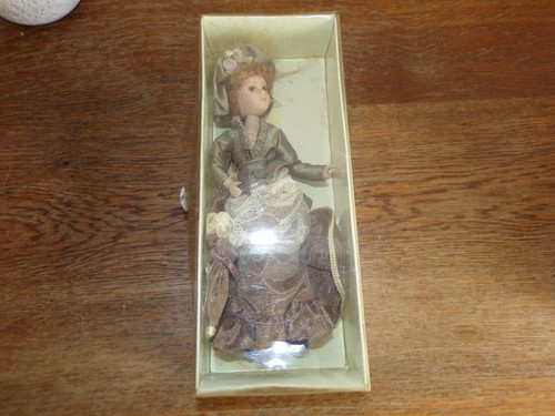 Figurine poupée porcelaine - figurine,