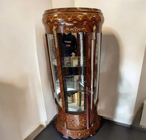 Une grande vitrine louis - une,
