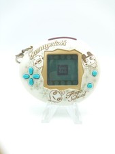 Tamagotchi Tamasuku School Bandai Blanc white Uniqlo Gold