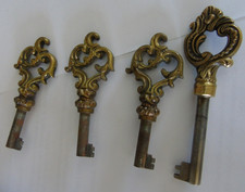 lot de 4 clé pour meuble ancien en laiton dont 3 style Louis XV
