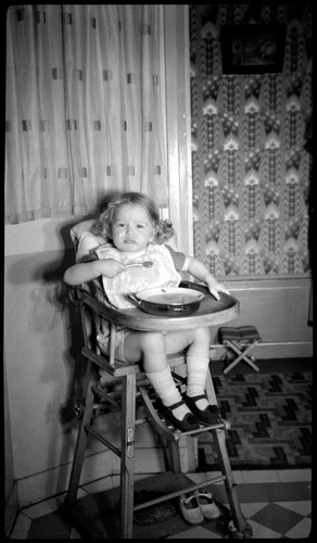 Portrait petite fille chaise
