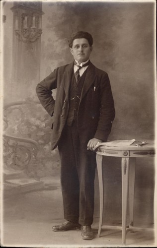 Photo carte homme debout main - carte,