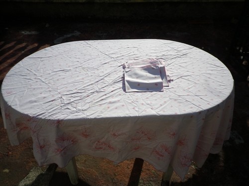 Une nappe ovale neuve - a, fleurs
