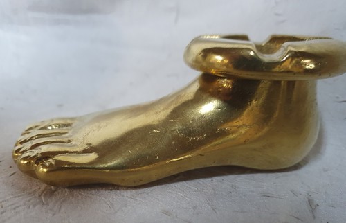 Cendrier forme pied - de, en