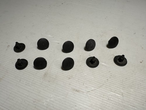 Clip noir fixation garniture