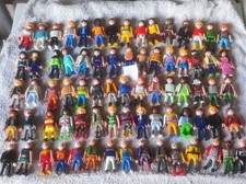 Lot de 75 personnages / figurines Playmobil + accessoires et animaux
