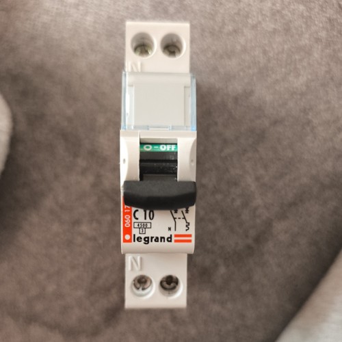 Disjoncteur c10 legrand 06017 - disjoncteur,
