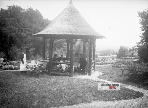 Repas sous kiosque de - sous, un