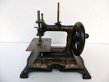 PETITE MACHINE A COUDRE
