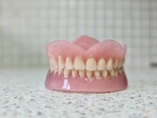 Prothèses complètes supérieures et inférieures, fausses dents.