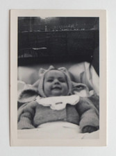 Bébé landeau souriant flou