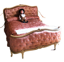 Lit CORBEILLE capitonné Style LouisXV  avec son dessus  de lit assorti 140 Cm