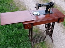 Machine à coudre SINGER à pédale – meuble bois + plateau rabattable + notice 