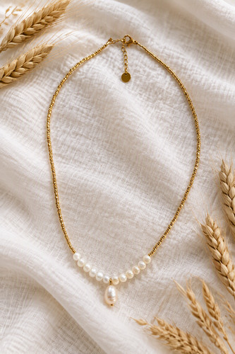 Collier doré avec perles - collier,