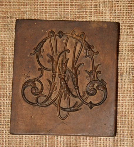 Plaque bois sculptée - en,