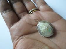 broche ou pendentif en argent massif, camée en nacre blanc contour ciselé
