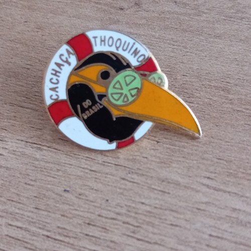 Pin toucan cachaca thoquino - toucan,