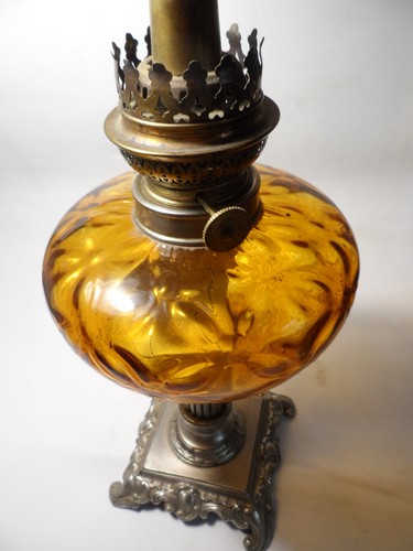 Ancienne lampe pétrole - a,