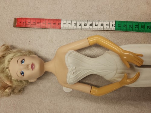 Poupée avec corset peint