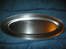 un grand plat en inox de la