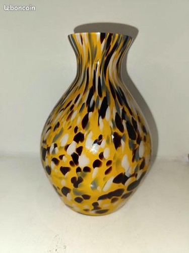 Beau vase tachete - , dans
