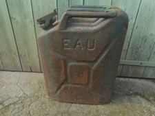 jerrican d'eau armée