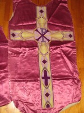 Chasuble Néogothique Violette, SOIE & BRODERIES ORFROI Dos et Face - AUBE CALICE