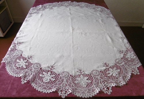 Nappe ancienne entourée une - ancienne, d'une