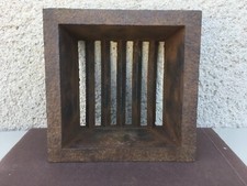 Ancienne grille en fonte / Cendres / Cendrier de poêles en faïence / A détourner