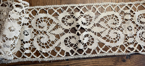 Dentelle ancienne large - ancienne,