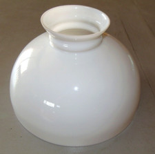 *GLOBE OPALINE SOUFFLEE BLANCHE XIXe pour LUSTRE MONTE & BAISSE A PETROLE DECO D