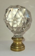 Boule d'escalier en cristal plein, facettée avec un socle en laiton du XIXe. 