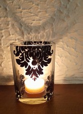 Verre avec arabesques noires -