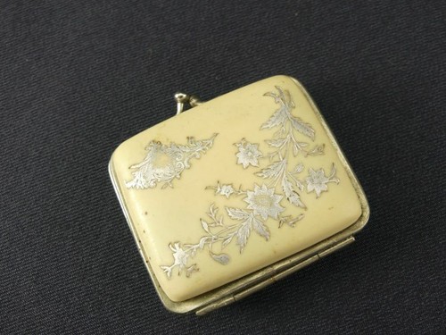 Ancien petit porte - -monnaie, en