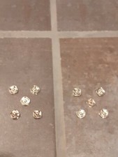 Dix  bouton- pression carrés