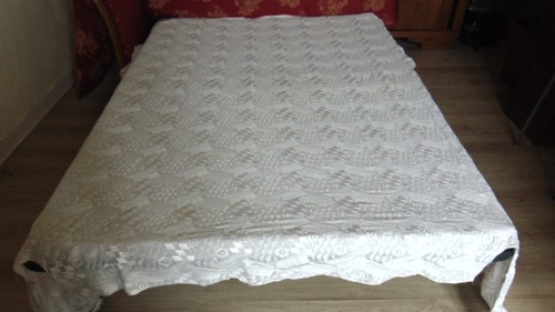 Dessus lit ancien brode - de,