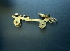 Pendentif patin a roulettes or