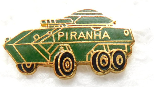 Pin militaire véhicule - pin's,