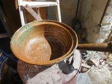 Ancienne passoire cuivre avec manche XX siècle