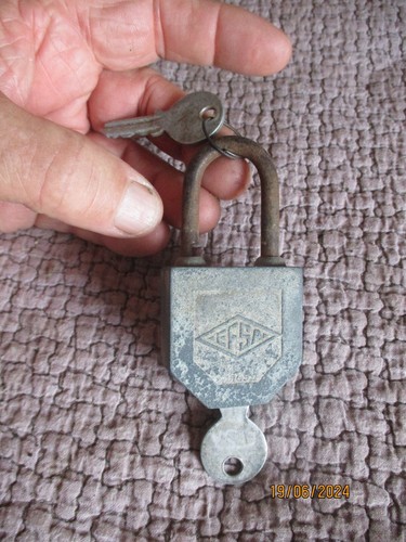 Ancien cadenas ses cléfs - et,
