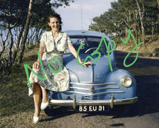 RENAULT 4 CV ET JOLIE FEMME EN